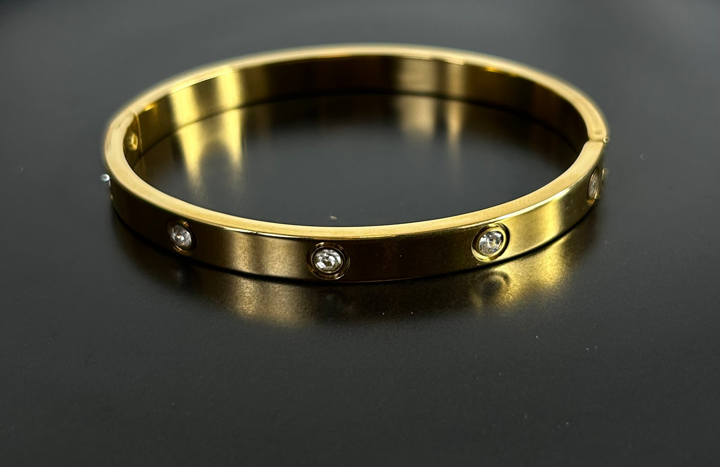 Eternal Solitaire Bangle | 18k Gold